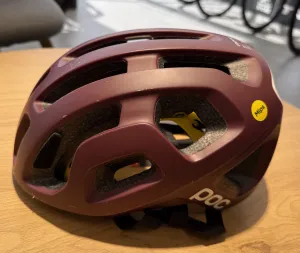 POC OCTAL MIPS Garnet Red Matt – cyklistická prilba s drobnými odreninami